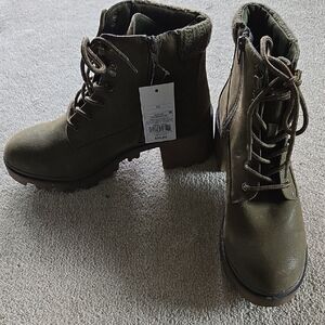 Universal Thread NWT Olive Heeled Boots Fuzzy Top Tread Target Size 10